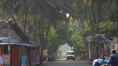 Hindistan 'ın Maharashtra köyündeki yol.
