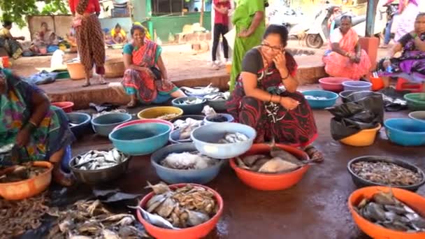 Жінки Продають Рибу Вуличному Ринку Міста — стокове відео