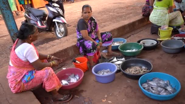 Ratnagiri Maharashtra India Marzo 2023 Mujeres Vendiendo Pescado Mercado Callejero — Vídeos de Stock