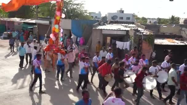 ソラプール マハラシュラ インド 22マルシュ2023 人々は村の通りで宗教的行進に参加します — ストック動画