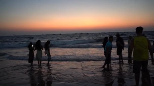 Goa 2023 칼랑굿 인도에서 일몰을 즐기는 관광객 — 비디오