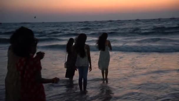 Goa India Marca 2023 Turysta Cieszący Się Zachodem Słońca Plaży — Wideo stockowe