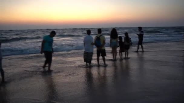 2023年3月18日在印度果阿Calangute海滩欣赏日落的游客 — 图库视频影像