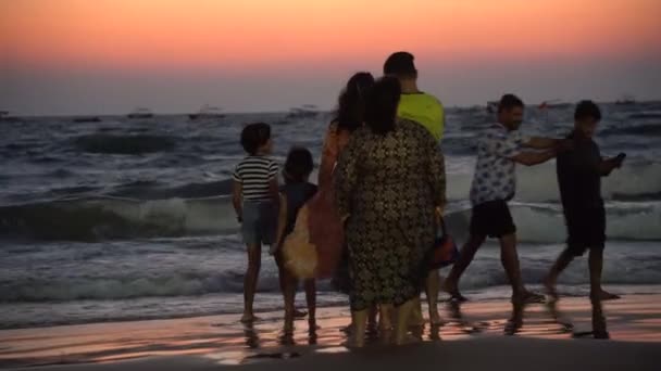 Goa Ινδία Μαρτίου 2023 Τουριστική Απολαμβάνοντας Ηλιοβασίλεμα Στην Παραλία Calangute — Αρχείο Βίντεο