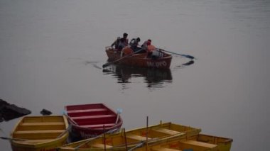 MAHABALESHWAR, MAHARASHTRA, INDIA, 15 Mart 2023: Turistler, geleneksel ahşap tekneleriyle gölün tadını çıkarıyorlar..