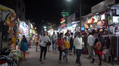 MAHABALESHWAR, MAHARASHTRA, INDIA, 14 Mart 2023: Piyasada turistlere mal satan tedarikçi, Mahabaleshwar ünlü bir turizm beldesidir..