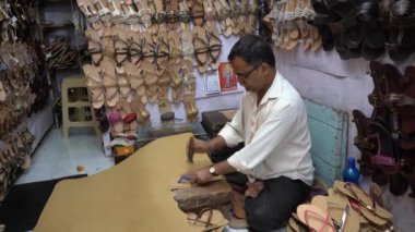 MAHABALESHWAR, MAHARASHTRA, INDIA, 14 Mart 2023: Piyasada turistlere mal satan tedarikçi, Mahabaleshwar ünlü bir turizm beldesidir..