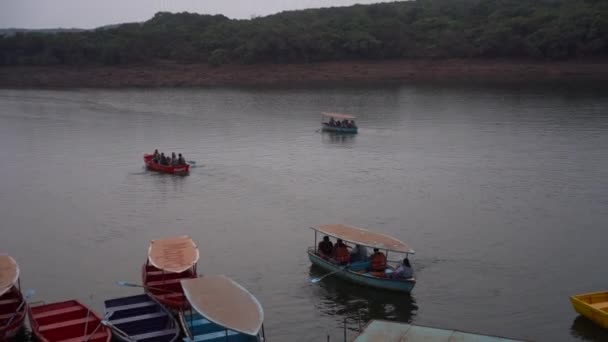 Mahabaleshwar Maharashtra India Marzo 2023 Turista Disfrutar Con Barco Madera — Vídeo de stock