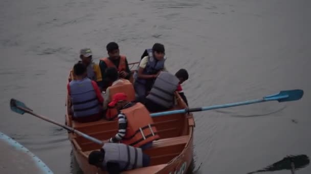 Mahabaleshwar Maharashtra India March 2023 Tourist Enjoy Traditional Wooden Boat — Stock Video