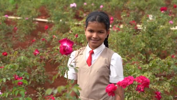 Ragazza Della Scuola Nel Giardino Rose India — Video Stock