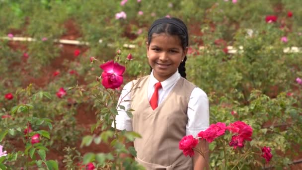 Menina Escola Jardim Rosas Índia — Vídeo de Stock