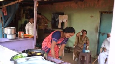 MAHABALESHWAR, MAHARASHTRA, INDIA, 14 Mart 2023: Piyasada turistlere mal satan tedarikçi, Mahabaleshwar ünlü bir turizm beldesidir..