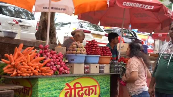 Mahabaleshwar Maharashtra India Maart 2023 Verkoper Verkoopt Goederen Aan Toeristen — Stockvideo