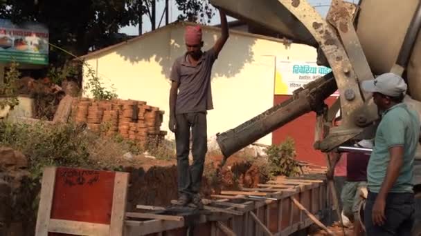 Mahabaleshwar Maharashtra Indien März 2023 Arbeiter Beim Bau Der Dorfstraße — Stockvideo