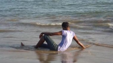 MALVAN, MAHARASHTRA, INDIA 19 Mart 2023: Turistler tropikal Devbag plajında eğleniyor ve dinleniyorlar, Devbag plajı Malvan, Maharashtra, Hindistan yakınlarındaki Sindhudurg bölgesinde güzel bir plajdır..