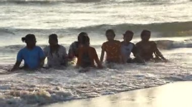 MALVAN, MAHARASHTRA, INDIA 19 Mart 2023: Turistler tropikal Devbag plajında eğleniyor ve dinleniyorlar, Devbag plajı Malvan, Maharashtra, Hindistan yakınlarındaki Sindhudurg bölgesinde güzel bir plajdır..