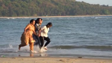 MALVAN, MAHARASHTRA, INDIA 19 Mart 2023: Turistler tropikal Devbag plajında eğleniyor ve dinleniyorlar, Devbag plajı Malvan, Maharashtra, Hindistan yakınlarındaki Sindhudurg bölgesinde güzel bir plajdır..