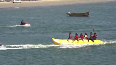 MALVAN, MAHARASHTRA, INDIA 19 Mart 2023: Turistler Malvan plajı, Maharashtra, Hindistan 'da su sporlarının keyfini çıkarıyorlar.