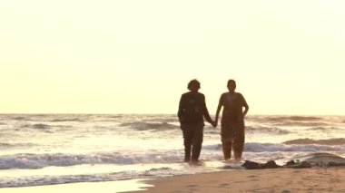 MALVAN, MAHARASHTRA, INDIA 19 Mart 2023: Turistler tropikal Devbag plajında eğleniyor ve dinleniyorlar, Devbag plajı Malvan, Maharashtra, Hindistan yakınlarındaki Sindhudurg bölgesinde güzel bir plajdır..