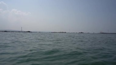 Mavi deniz suyu dalgaları, dalgalar su yüzeyi.