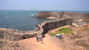 MALVAN, MAHARASHTRA, INDIA 19 Mart 2023: Sindhudurg Kalesini ziyaret eden turistler bir adada inşa edildi ve dört bir yanı Arap Denizi ile çevrildi.