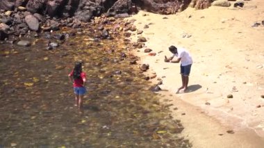 MALVAN, MAHARASHTRA, INDIA 19 Mart 2023: Sindhudurg Kalesini ziyaret eden turistler bir adada inşa edildi ve dört bir yanı Arap Denizi ile çevrildi.