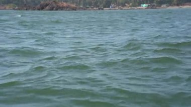 Mavi deniz suyu dalgaları, dalgalar su yüzeyi.