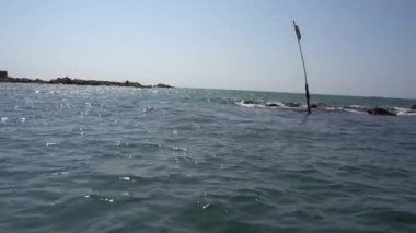 Mavi deniz suyu dalgaları, dalgalar su yüzeyi.