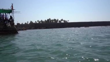 MALVAN, MAHARASHTRA, INDIA 19 Mart 2023: Tekneyle bir adada inşa edilmiş ve dört bir yanı Arap Denizi ile çevrili Sindhudurg Kalesi 'ne seyahat eden turistler.