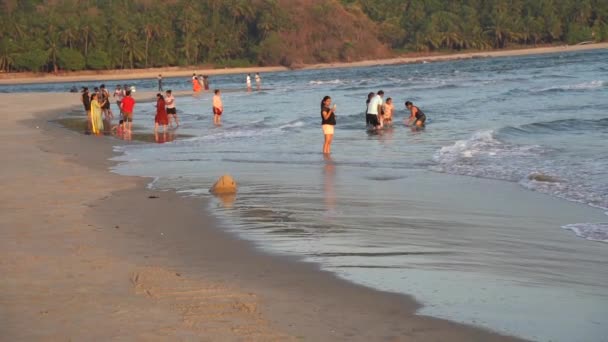 Malvan Maharashtra India Marzo 2023 Los Turistas Disfrutan Relajan Playa — Vídeo de stock