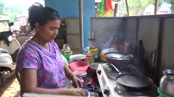 Malvan Maharashtra Indien Mars 2023 Indisk Kvinna Gör Frukost Gas — Stockvideo