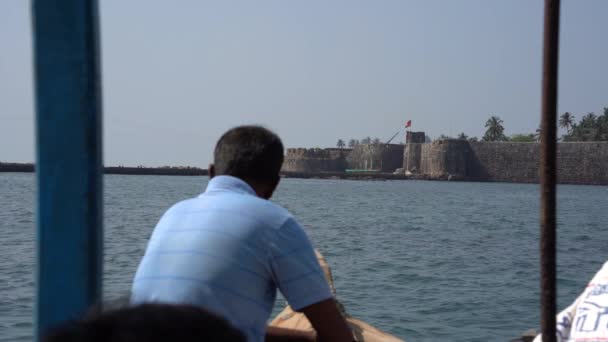 マルバン マハラシュラ インド19マルシュ2023 島に建てられたシンドゥーグル砦を訪問するためにボートで旅行し アラビア海のすべての4つの側面に囲まれた観光客 — ストック動画