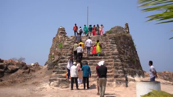 マルバン マハラシュラ インド19マルシュ2023 島に建てられたシンドゥーグル砦を訪れる観光客と アラビア海の4つの側面すべてに囲まれた — ストック動画