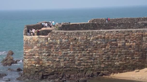 マルバン マハラシュラ インド19マルシュ2023 島に建てられたシンドゥーグル砦を訪れる観光客と アラビア海の4つの側面すべてに囲まれた — ストック動画
