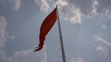 Kalede sallanan Turuncu Bayrak.
