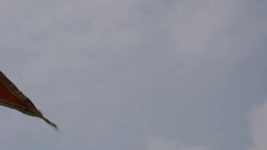 Kalede sallanan Turuncu Bayrak.