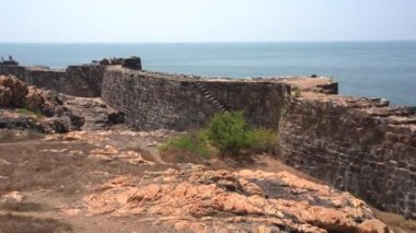 Sindhudurg Kalesi Chhatrapati Shivaji Maharaj tarafından denizin ortasında inşa edildi, Malvan, Konkan Sahili, Maharashtra, Hindistan.