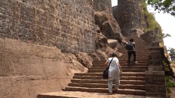 印度马哈拉施特拉邦Pratapgad要塞的游客 — 图库视频影像