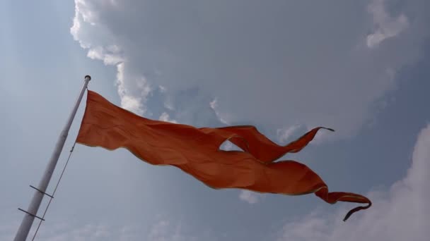 Bandeira Laranja Acenando Forte — Vídeo de Stock