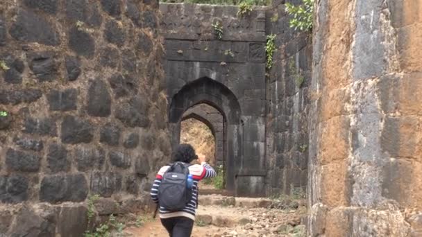 Турист Форті Пратападад Махараштра Індія — стокове відео