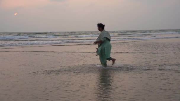 Kobieta Turysta Cieszyć Się Plaży Maharashtra Indie — Wideo stockowe