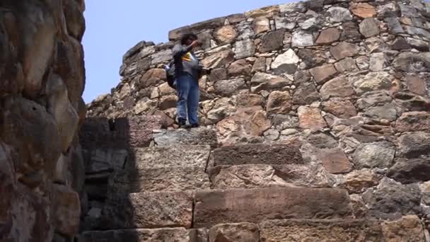 インド マハラシュトラ州プラタプガン砦の観光客 — ストック動画