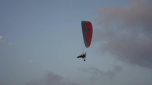 Hindistan Gün Batımında Paraşütle Atlamak — Stok video