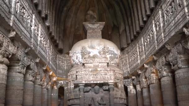 Ajanta Cave Cave 26의 인테리어는 유네스코 마하라슈트라 인도의 요소가있는 예배당입니다 — 비디오