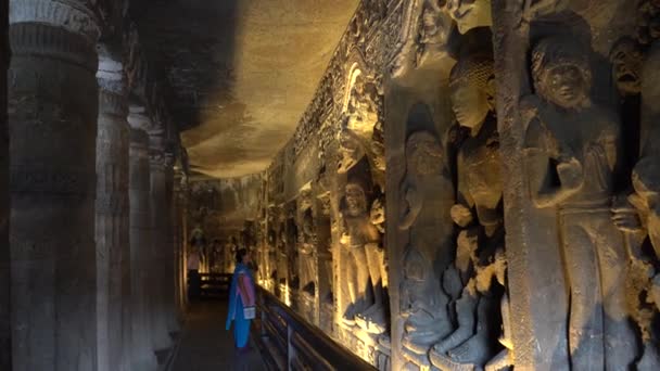 アジャンタ洞窟26の内部は ユネスコ世界遺産 マハラシュトラ インドのユネスコのデザインの要素を持つ崇拝ホールです — ストック動画