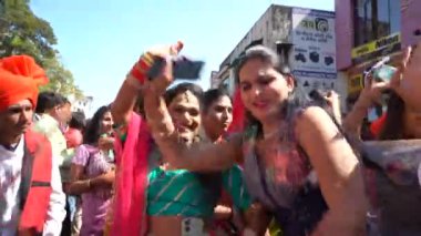 AMRAVATI, MAHARASHTRA, INDIA, 09 HAZİRAN 2023: Dini festival sırasında sokakta dans eden Hijra veya Transseksüeller, Hint toplumunda üçüncü cinsiyet olarak tanınan sosyal kategorilerdir..