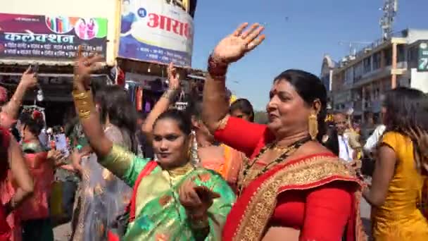 アムトラッティ マハラシュトラ インド January 2023 宗教的な祭りの間に路上で踊るヒジャラやトランスジェンダー 彼らは第三の性別として認識インド社会の社会的カテゴリです — ストック動画