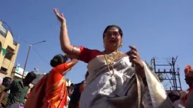 AMRAVATI, MAHARASHTRA, INDIA, 09 HAZİRAN 2023: Dini festival sırasında sokakta dans eden Hijra veya Transseksüeller, Hint toplumunda üçüncü cinsiyet olarak tanınan sosyal kategorilerdir..