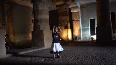 AJANTA, MAHARASHTRA, INDIA 24 HAZİRAN 2022: Ajanta mağaralarını ziyaret eden turistler, Ajanta 'nın duvarlarına ünlü 30 mağarası, Ajanta Mağaraları UNESCO' nun Dünya Mirası Alanı oldu.