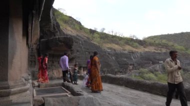 AJANTA, MAHARASHTRA, INDIA 24 HAZİRAN 2022: Ajanta mağaralarını ziyaret eden turistler, Ajanta 'nın duvarlarına ünlü 30 mağarası, Ajanta Mağaraları UNESCO' nun Dünya Mirası Alanı oldu.